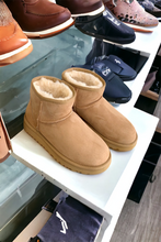 Load image into Gallery viewer, uggs boots
