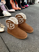 Load image into Gallery viewer, uggs boots
