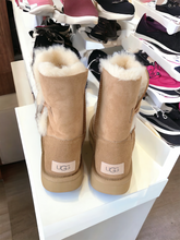 Load image into Gallery viewer, Uggs boots
