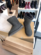 Load image into Gallery viewer, Uggs boots
