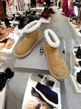 Load image into Gallery viewer, uggs boots
