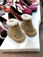 Load image into Gallery viewer, uggs boots
