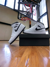 Load image into Gallery viewer, Jordan 1 mid
