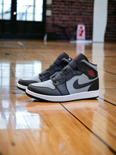 Load image into Gallery viewer, Jordan 1 mid
