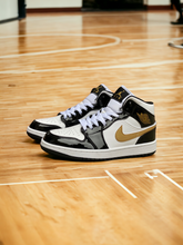 Load image into Gallery viewer, Jordan 1 mid
