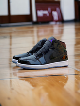 Load image into Gallery viewer, Jordan 1 mid
